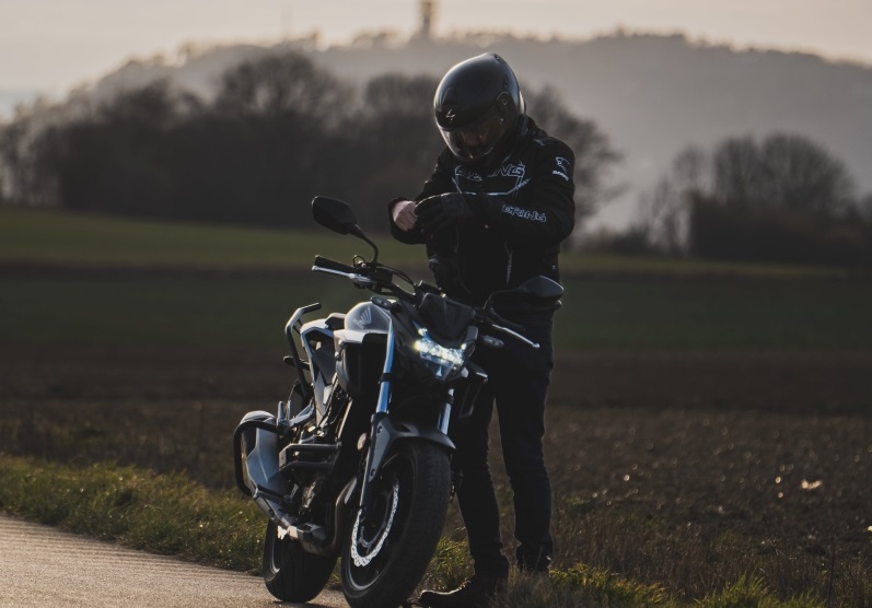 motards à côté de sa moto en pleine nature